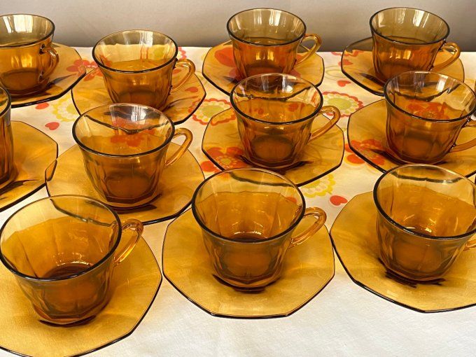 Ensemble de tasses à café et soucoupes en verre ambré Vereco, Vintage, modèle rare !