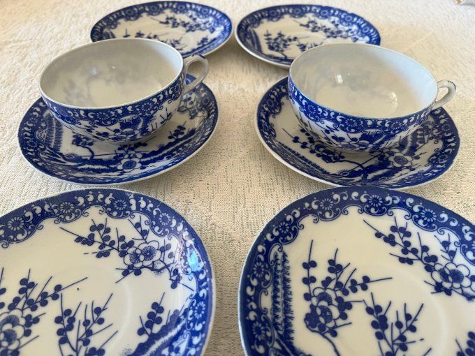Ensemble de tasses et sous-tasses vintage en porcelaine fine Japonaise, décor de fleurs de cerisiers