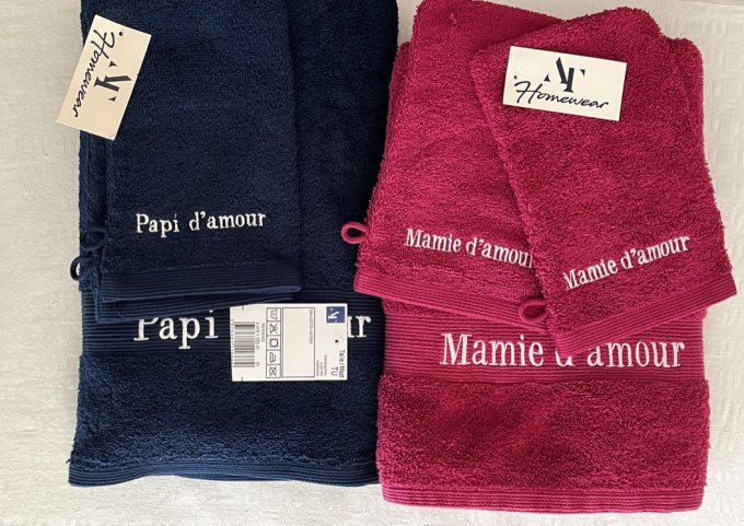 Ensemble de toilette neuf, brodé "Mamie d'amour", drap de bain et 2 gants, Armand Thiery,