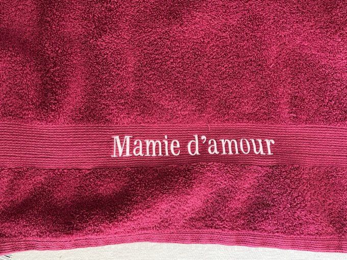 Ensemble de toilette neuf, brodé "Mamie d'amour", drap de bain et 2 gants, Armand Thiery,