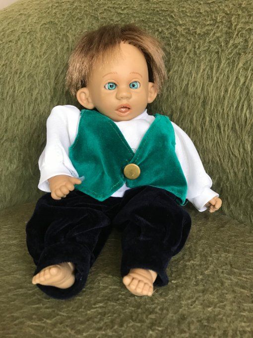 Étonnant poupon, bébé expressif aux yeux bleus avec strabisme, Munecas Berjuan vintage