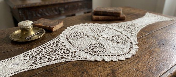 Grand Chemin de Table Ancien en Dentelle de Luxeuil / Renaissance - Style Art Nouveau - 140 cm