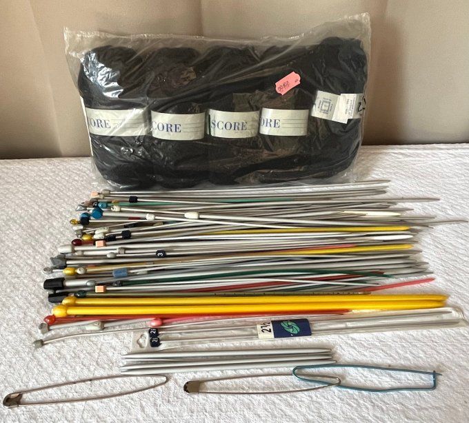 Grand lot d'aiguilles à tricoter vintage et accessoires de mercerie