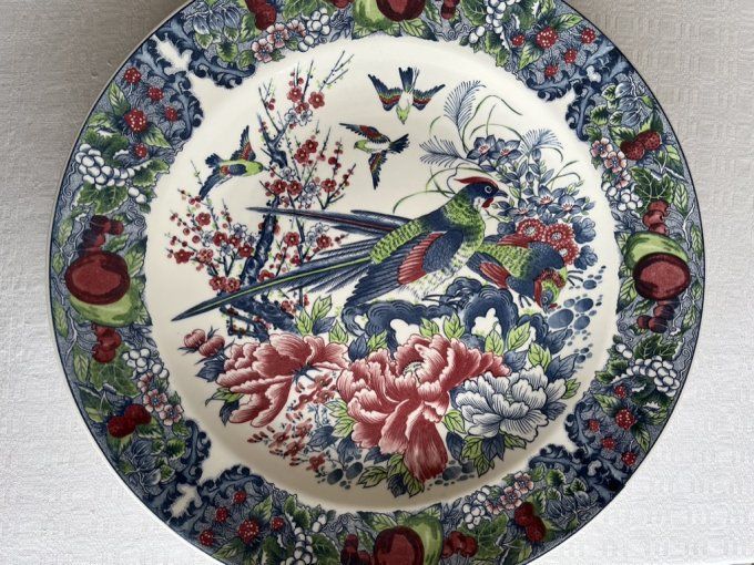 Grand plat au décor japonissant en faïence, à motifs d'oiseaux et de fleurs