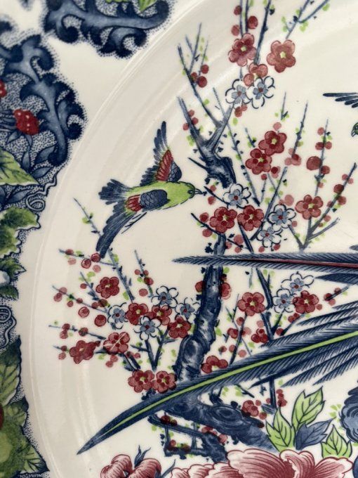 Grand plat au décor japonissant en faïence, à motifs d'oiseaux et de fleurs