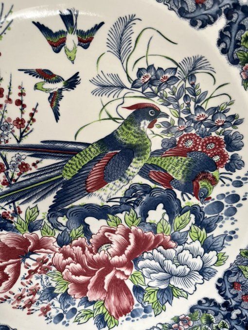 Grand plat au décor japonissant en faïence, à motifs d'oiseaux et de fleurs