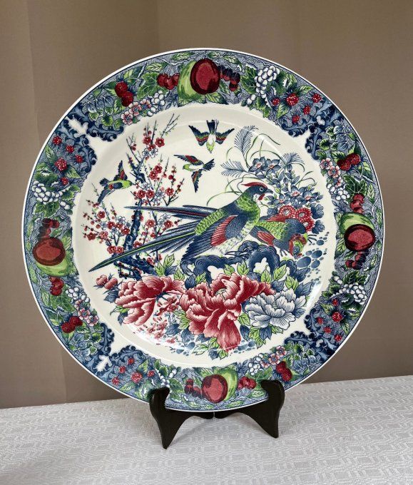 Grand plat au décor japonissant en faïence, à motifs d'oiseaux et de fleurs