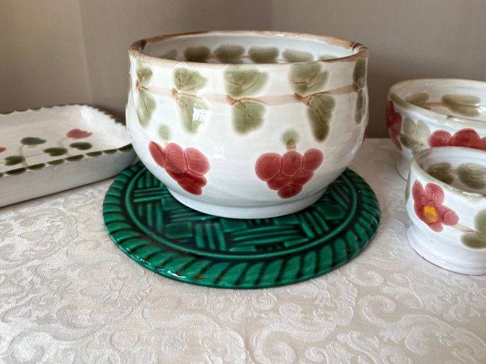 Grand saladier vintage en terre cuite émaillée, motif de fruits, signé BBB