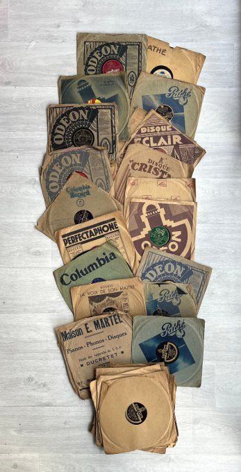 Lot Importants de Disques Anciens 78 Tours et Pochettes Illustrées