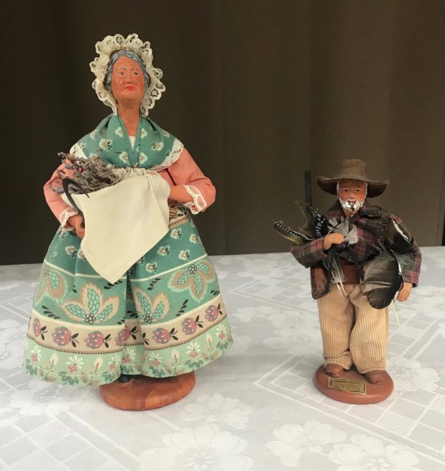 Santons, Femme à la lavande et chasseur, en terre cuite, signés 