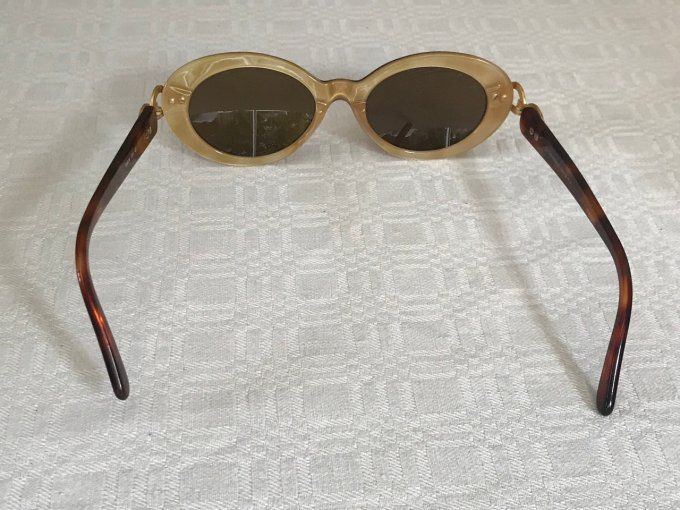 Paire de lunettes esprit vintage, monture écaille 