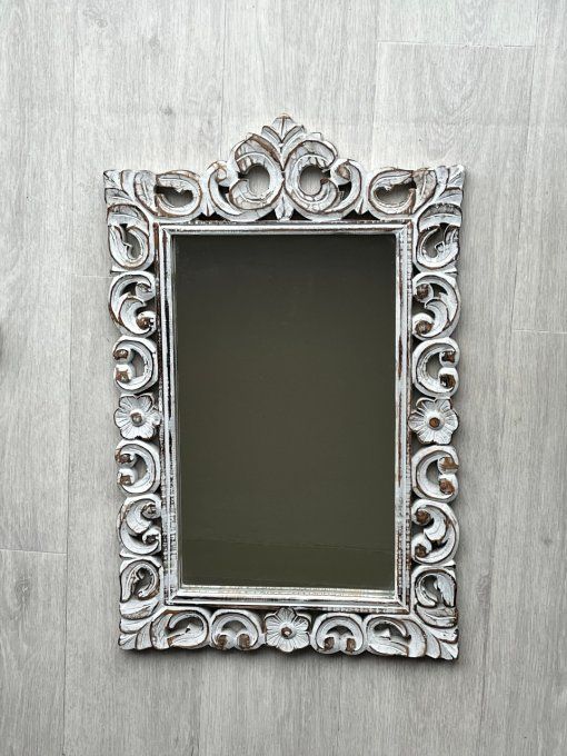 Joli miroir Shabby chic, cadre orné d'arabesques blanches patinées