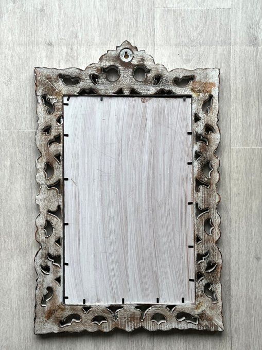 Joli miroir Shabby chic, cadre orné d'arabesques blanches patinées