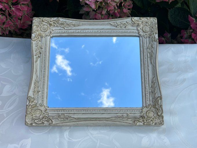 Joli miroir Shabby chic, cadre orné d'arabesques blanches patinées