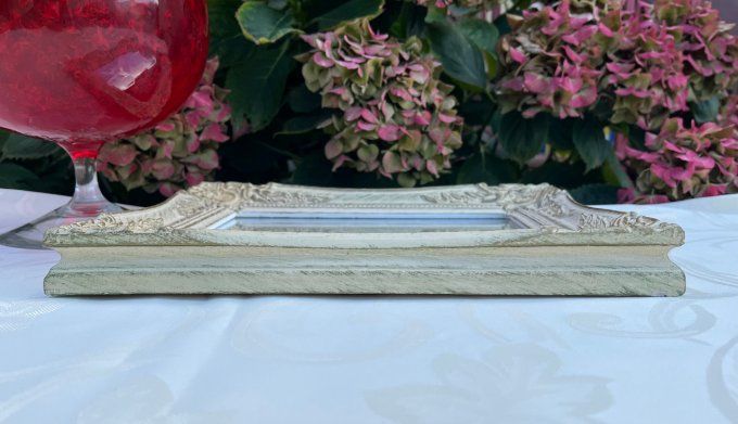 Joli miroir Shabby chic, cadre orné d'arabesques blanches patinées