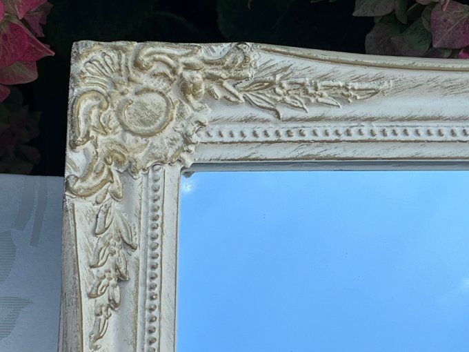 Joli miroir Shabby chic, cadre orné d'arabesques blanches patinées