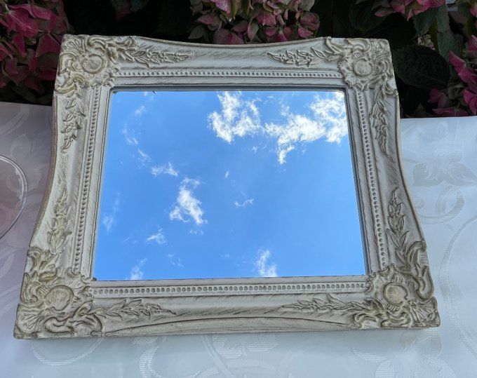 Joli miroir Shabby chic, cadre orné d'arabesques blanches patinées