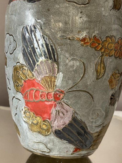 Joli vase balustre en laiton et émail cloisonné, motif fleurs et papillon