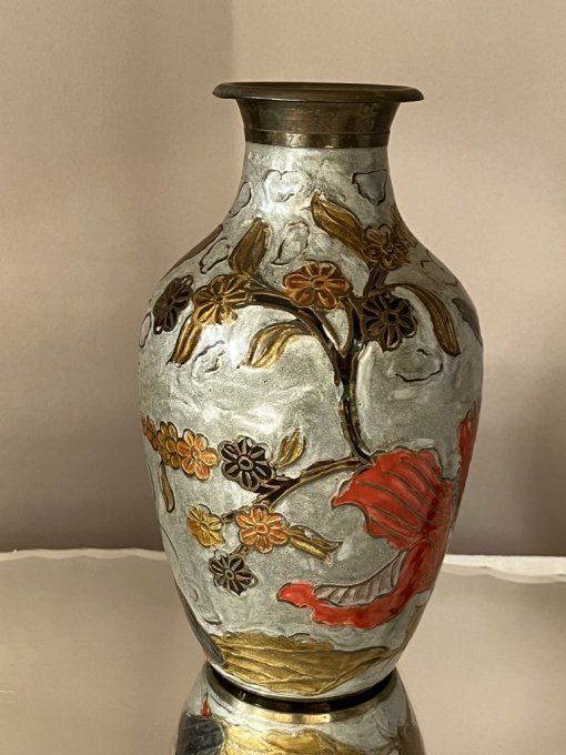 Joli vase balustre en laiton et émail cloisonné, motif fleurs et papillon