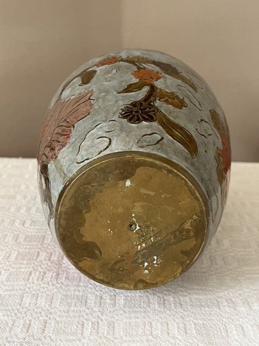 Joli vase balustre en laiton et émail cloisonné, motif fleurs et papillon