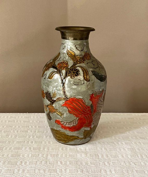 Joli vase balustre en laiton et émail cloisonné, motif fleurs et papillon