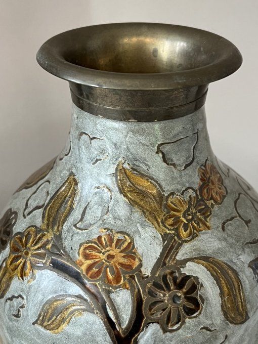 Joli vase balustre en laiton et émail cloisonné, motif fleurs et papillon