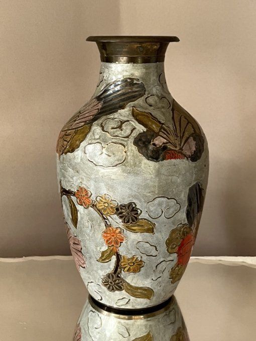 Joli vase balustre en laiton et émail cloisonné, motif fleurs et papillon