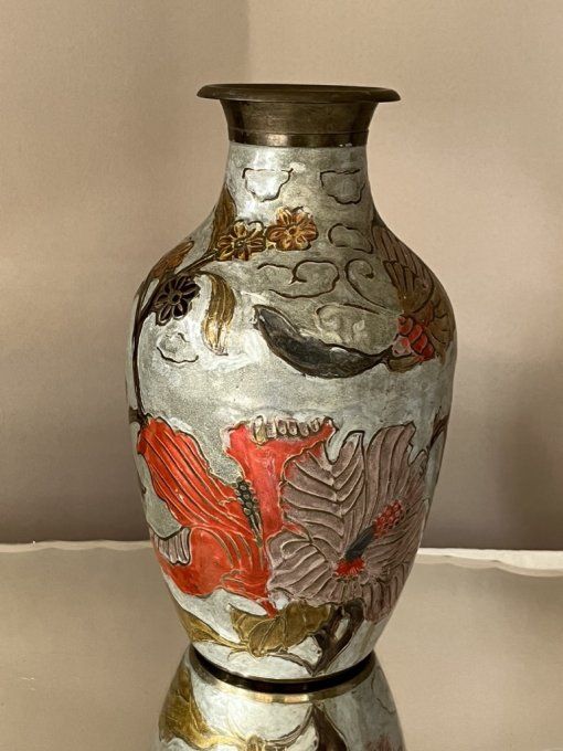 Joli vase balustre en laiton et émail cloisonné, motif fleurs et papillon