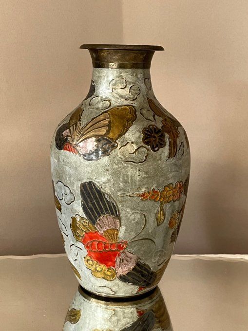 Joli vase balustre en laiton et émail cloisonné, motif fleurs et papillon