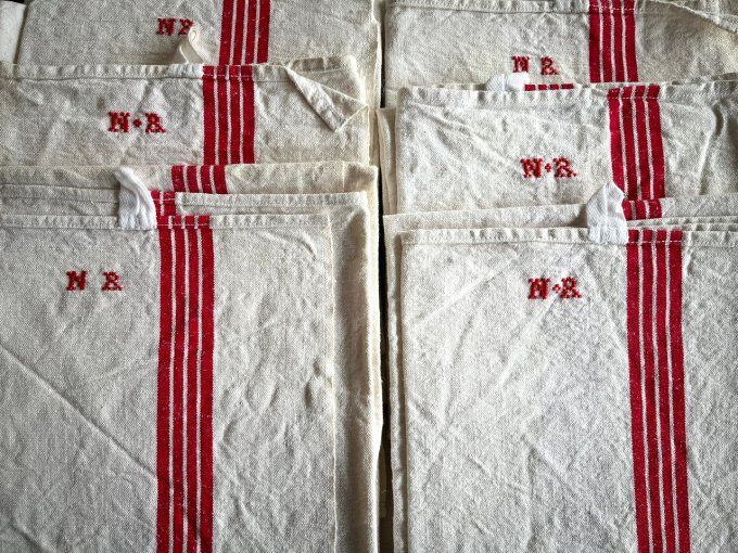 Lot de 12 torchons anciens brodés à bandes rouges, monogrammés initiales NR