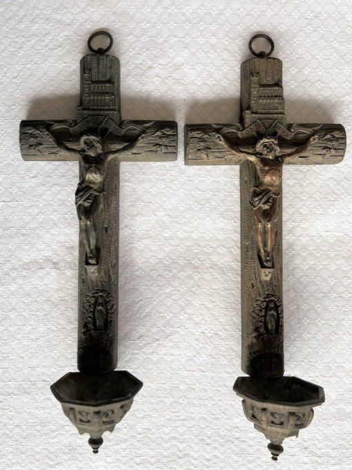 Paire, ancien Crucifix / bénitier de Lourdes, Jésus Christ, Vierge Marie et cathédrale