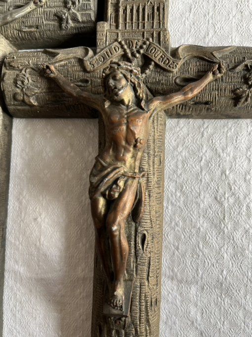 Paire, Crucifix / bénitier de Lourdes, Jésus Christ, Vierge Marie et cathédrale