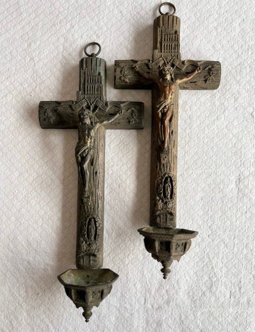 Paire, ancien Crucifix / bénitier de Lourdes, Jésus Christ, Vierge Marie et cathédrale