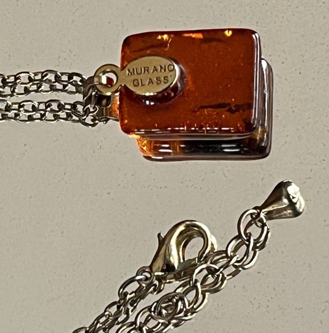 Pendentif en verre de Murano signé, avec sa chaine