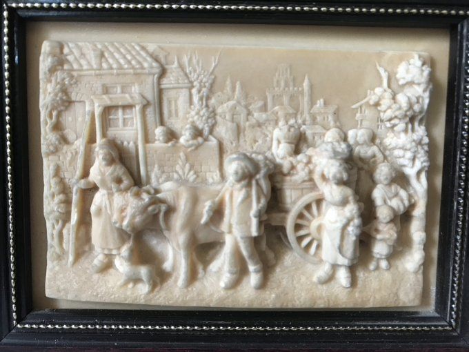 Petit tableau, bas relief en calcaire fontaine pétrifiante, décor de vendange