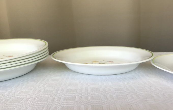 Service de table vintage, assiettes creuses et plates, Corelle by Corning Modèle Wild flowers