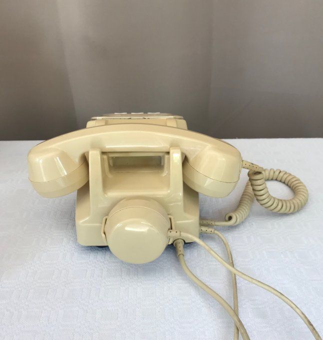 Téléphone à touches vintage avec écouteur supplémentaire