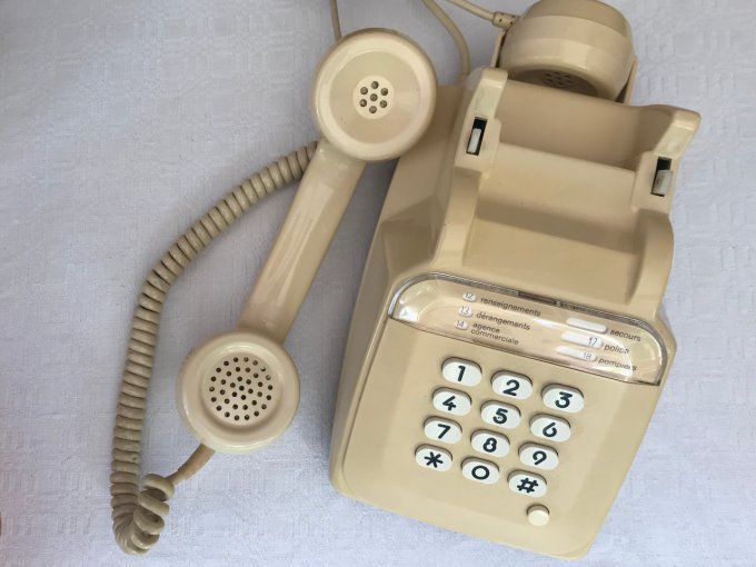 Téléphone à touches vintage avec écouteur supplémentaire