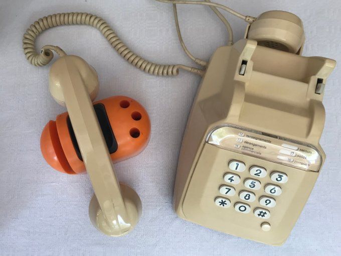 Téléphone à touches vintage avec écouteur supplémentaire