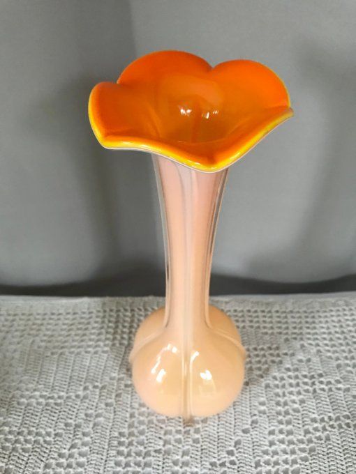 Vase en verre à corolle orange