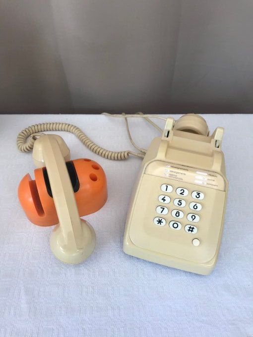 Téléphone à touches vintage avec écouteur supplémentaire