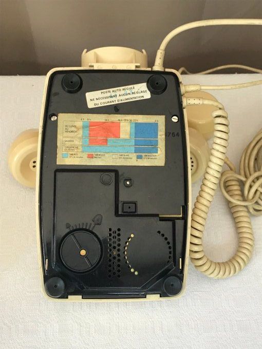 Téléphone à touches vintage avec écouteur supplémentaire