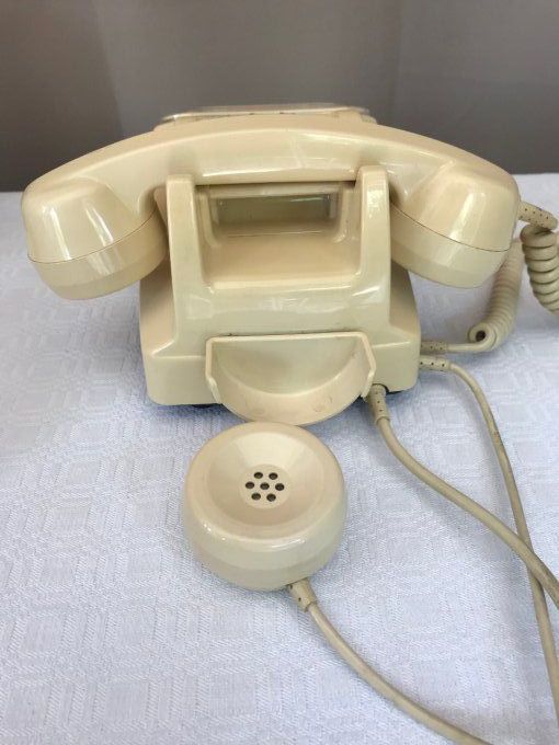 Téléphone à touches vintage avec écouteur supplémentaire