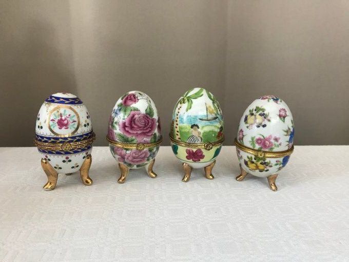 4 Oeufs en Porcelaine sur pieds Tripodes Style Fabergé