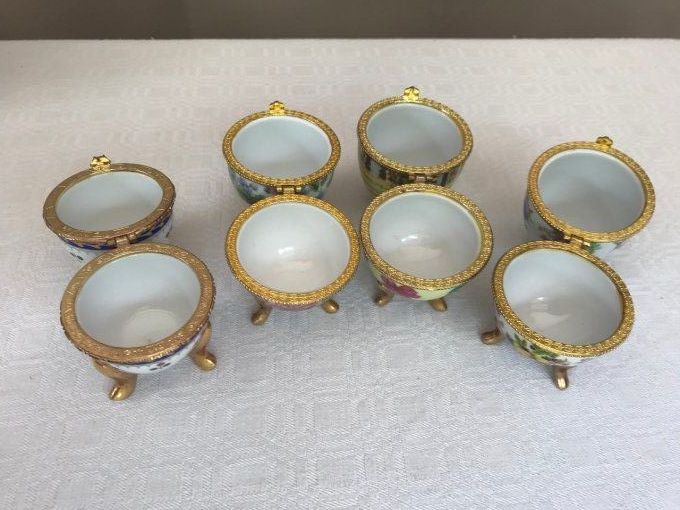 4 Oeufs en Porcelaine sur pieds Tripodes Style Fabergé