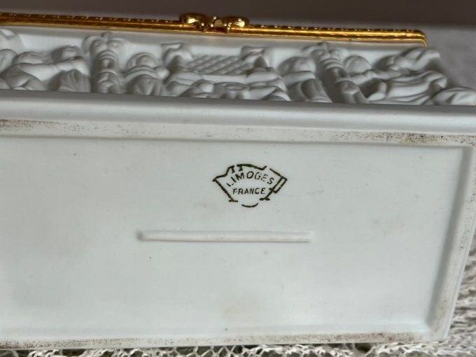 Boîte à bijoux en porcelaine biscuit de Limoges, scènes médiévales en relief